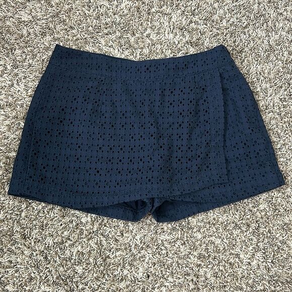 Cabi Navy Blue Eyelet Skort Lined Skirt-Look Front/Shorts Back Sz 4 - Picture 3 of 11